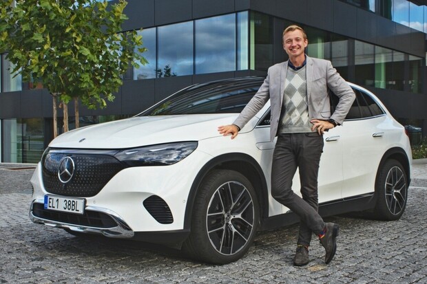 Prodeje elektromobilů Mercedes klesly o 10 %, skupinu drží ikonické modely