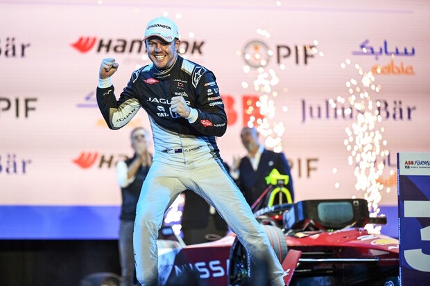 Jaguar poprvé v sezoně vítězný, druhou ePrix v Rijádu ovládl Cassidy