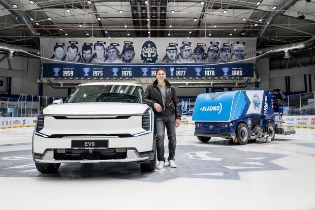 Jaromír Jágr dostal klíče od elektromobilu Kia EV9 a model tramvaje