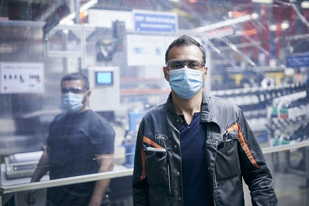 Další automobilka omezuje výrobu v Německu kvůli elektromobilům 