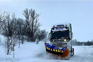 V Norsku odklízí sníh elektrický tahač s 1 000kWh baterií. Základem je Volvo FH