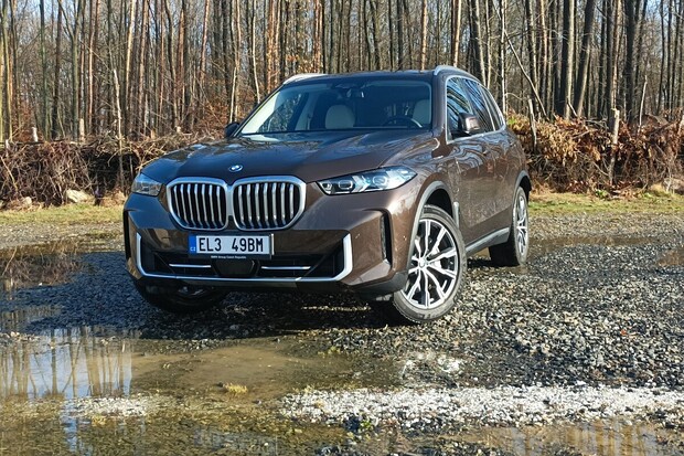 Testujeme BMW X5 xDrive50e (2024). Dokáže fungovat jako elektromobil?