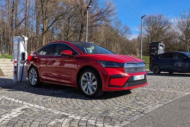 Počet registrací osobních elektromobilů se v 1. kvartálu roku 2024 propadl o 1,8 %