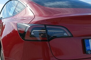 Tesla zřejmě brzy ztratí nejvyšší hodnocení bezpečnosti. Mohou za to blikače