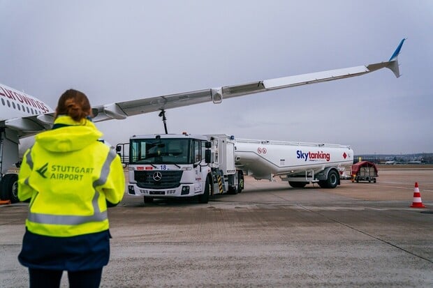 Elektrický kamion bude doplňovat palivo do letadel na letišti ve Stuttgartu