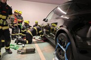 Jihočeští hasiči trénovali hašení Tesly v garáži