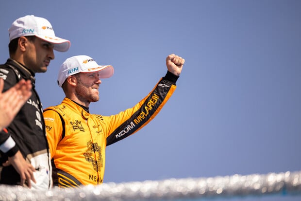 McLaren slaví první triumf. K vítězství jej v napínavém finiši dovedl Bird