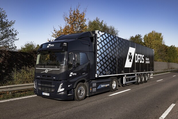 Volvo Trucks slaví. Dodá sto elektrických kamionů, míří do firmy DFDS