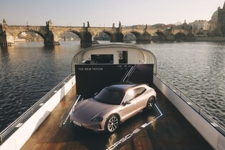 Oáza kontrastů. Nový Taycan pózuje na lodi před Karlovým mostem