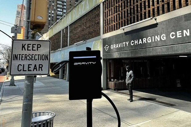 Gravity: AC nabíjení ve městě je plýtvání prostorem a časem. Máme řešení
