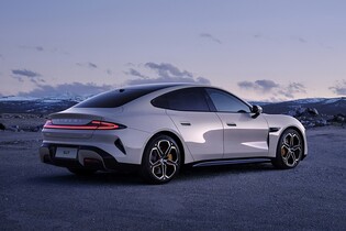 Xiaomi začalo prodávat elektromobil, je levnější než Tesla i za cenu prodělku