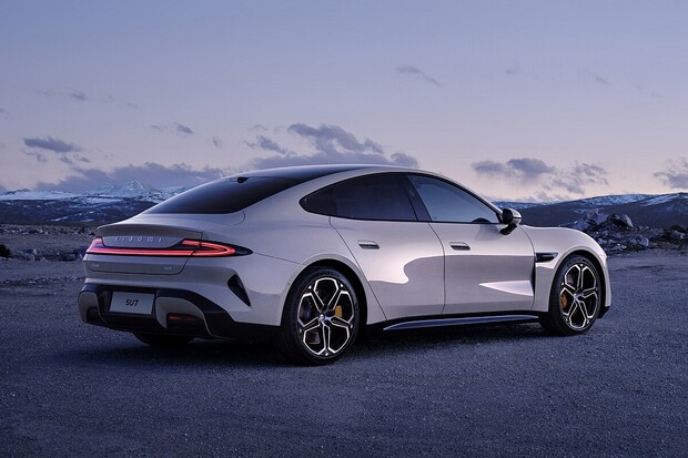 Xiaomi začalo prodávat elektromobil, je levnější než Tesla i za cenu prodělku