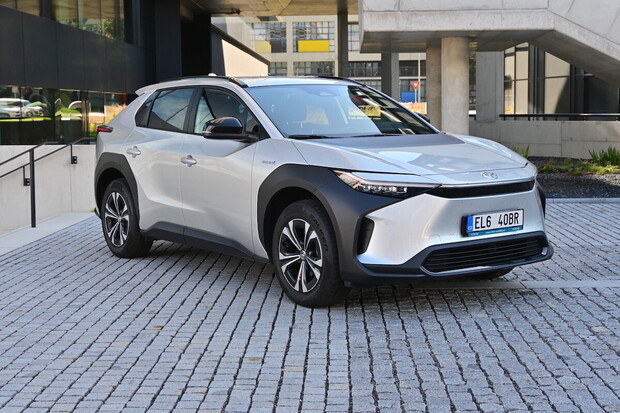 Testujeme první elektromobil značky Toyota, model bZ4X