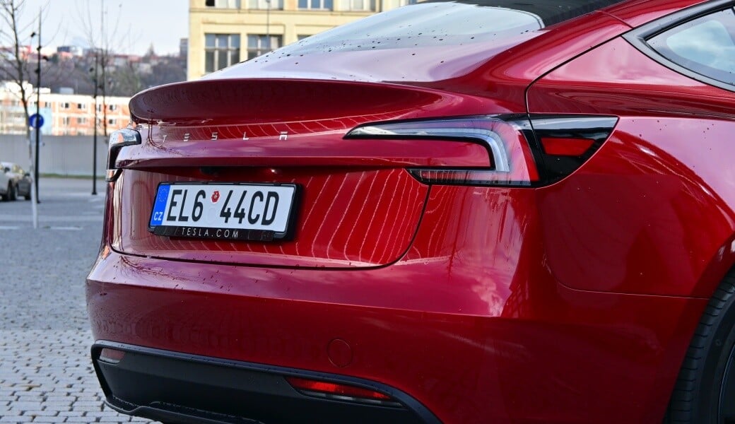Tesla Model 3 Highland na dálnici. Kolik ujede reálně kilometrů?