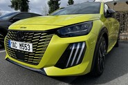 Svezli jsme se ve faceliftovaném Peugeotu e-208