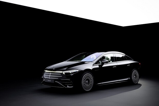 Model EQS prošel modernizací. Má hvězdu na kapotě a delší dojezd