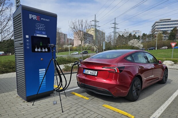 Tesla začala v Evropě zobrazovat aktuální obsazenost i u nabíječek třetí strany