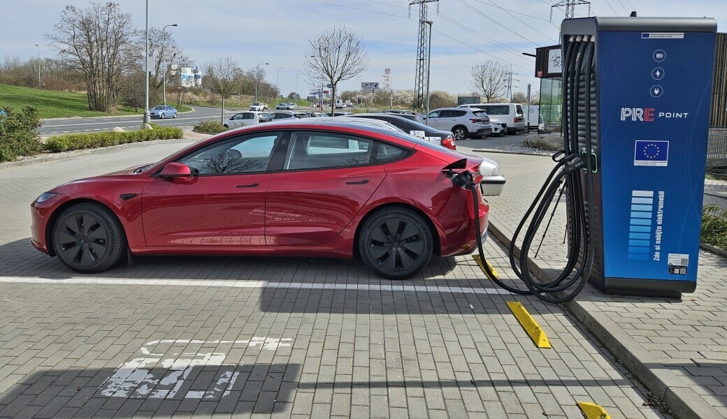 Je skutečně tak dobrá? Jak rychle se nabije Tesla Model 3?