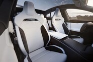 Šílenou sílu je potřeba řešit. Tesla představila nová sedadla pro Model S Plaid