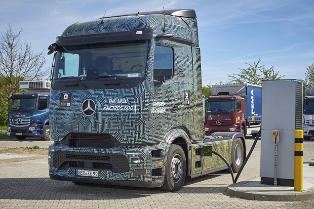 Mercedes-Benz Trucks předvedl nevídané. Svůj tahač nabíjel výkonem 1 000 kW