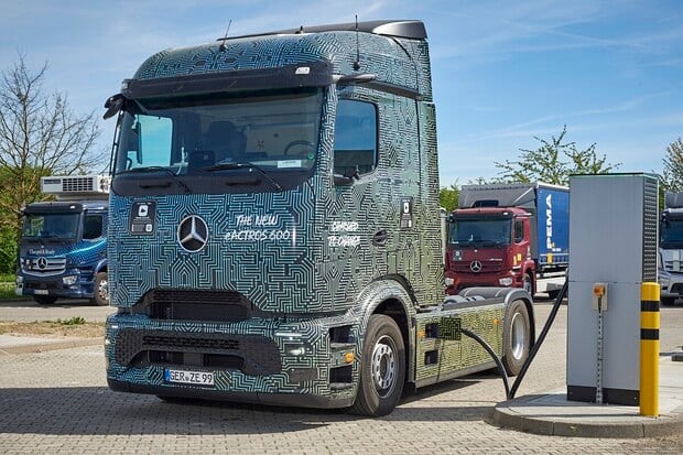 Mercedes-Benz Trucks předvedl nevídané. Svůj tahač nabíjel výkonem 1 000 kW