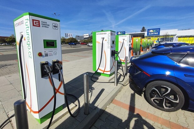 V dobíjecí síti ČEZu během 1. čtvrtletí narostl výkon o 39 % a odběr o 65 % 