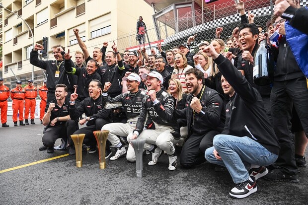 Jaguar ze závodu v Monaku vyšachoval úplně všechny a dojel si pro první double