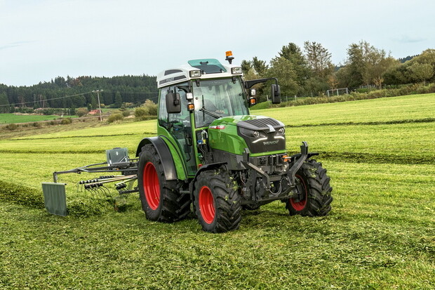 Na český trh přichází nový elektrický traktor e100 Vario od firmy Fendt
