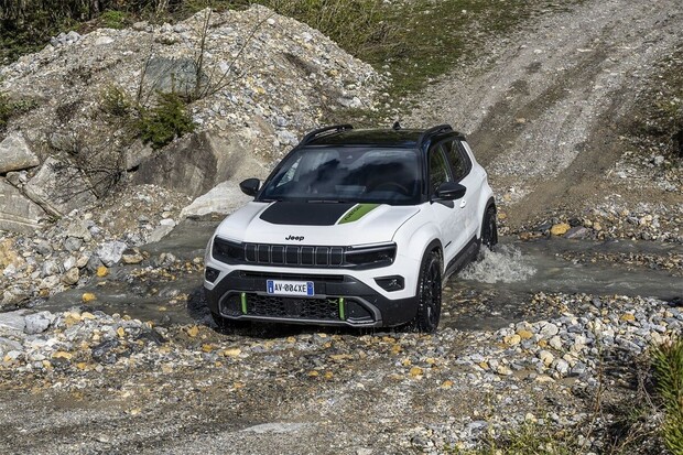 Čtyřkolka pro Jeep Avenger přichází. Je to hybrid a v terénu se neztratí