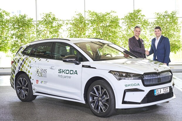 Škoda Auto podporuje obce. Sdružení místních samospráv ČR zapůjčila tři Enyaqy