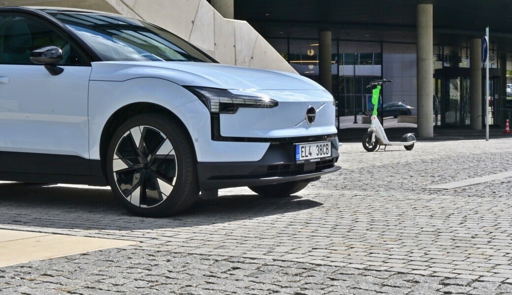 Malé Volvo EX30 na dálnici. Jaký má reálný dojezd?
