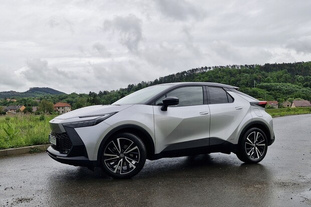 Právě testujeme Toyotu C-HR 2.0 HEV  AWD-i