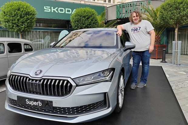 Škoda Superb mezi kolonádami