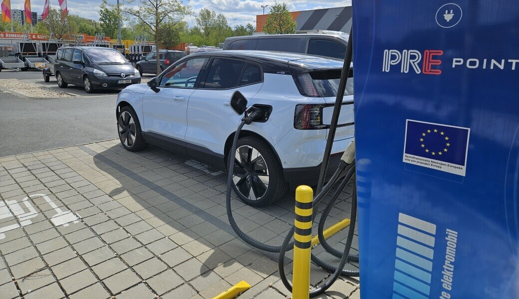 Malé Volvo na velké nabíječce. Jak rychle se vlastně EX30 nabije?