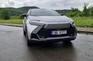 Test Toyota C-HR Hybrid 2.0 AWD-i (2024) – Hybridní kosmický talíř