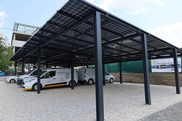V Praze vyrostl první Carport. Chrání, vyrábí, ukládá, nabíjí