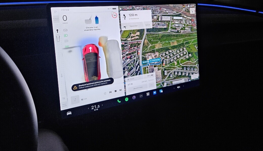 Průšvih, nebo revoluce? Jak funguje v praxi parkování s Tesla Vision?