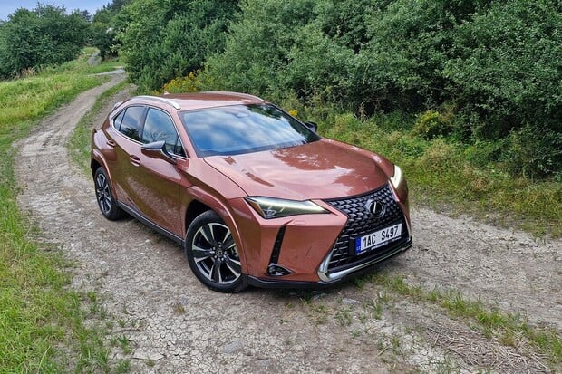 Právě testujeme hybridní Lexus UX 300h AWD Luxury (2024)