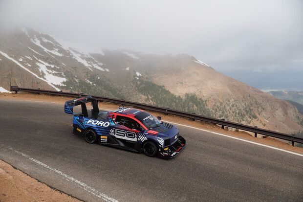 Elektrický pick-up musel kvůli poruše v závodě zastavit, přesto Pikes Peak vyhrál