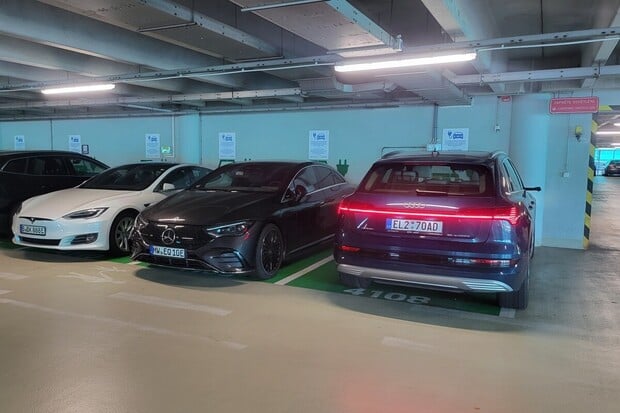 Trapas pražského letiště: omezuje nabíjení elektromobilů