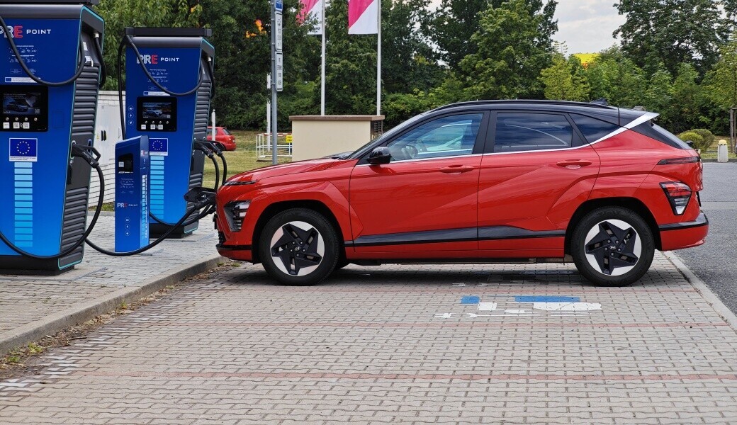 Stačí konkurenci? Vyzkoušeli jsme nabíjení nového Hyundai Kona