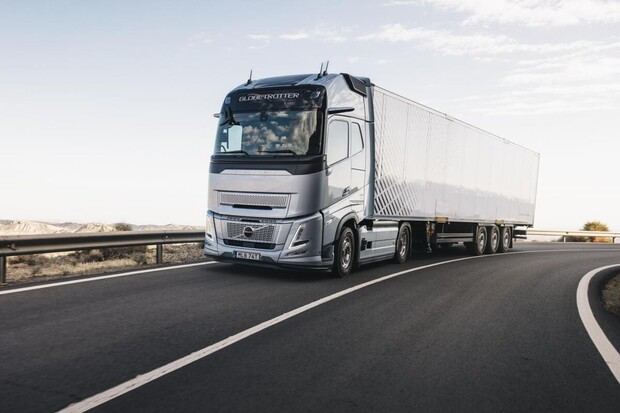 Volvo Trucks uzavřelo další velký obchod. Zahrnuje 1 500 tahačů na biopalivo