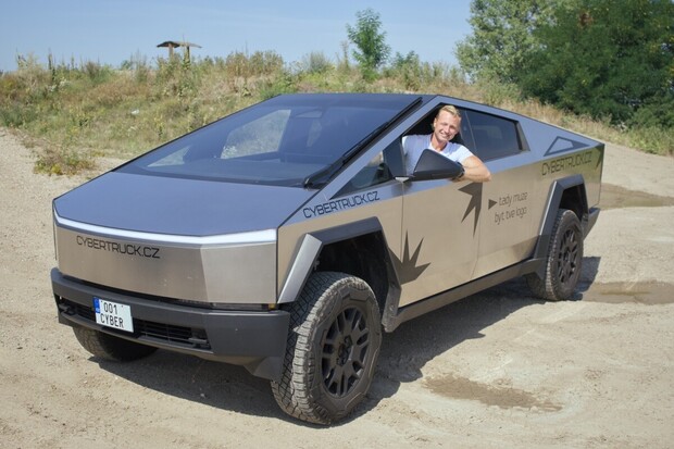 Jak funguje pohon všech kol u Tesly Cybertruck? Válce to jasně ukázaly