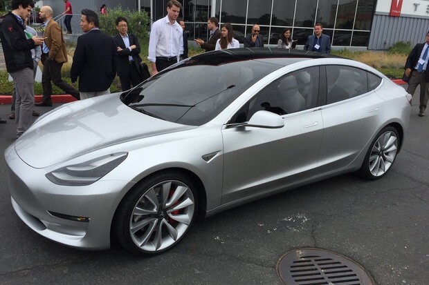 Tesla Model 3 se nezamaskovaný prohání po Kalifornii