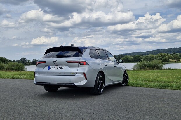 Testujeme sportovně laděný plug-in hybrid Opel Astra ST GSe