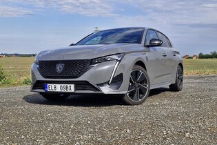 Za dveřmi je facelift Peugeotu E-308. Zlepšit by se měl ve všech parametrech