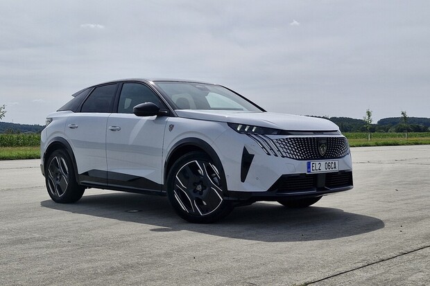 Peugeot zlevnil v Česku elektrický e-208 a uvedl nové verze modelů 3008 a 5008