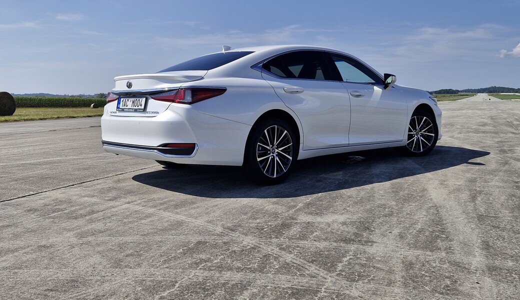 Lexus ES 300h Business Edition (2024)