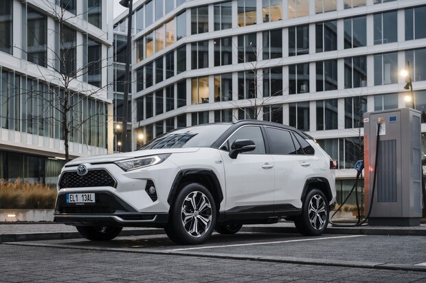 Američanům se líbí Toyota RAV4 plug-in hybrid. Vyhrála anketu nejlepší SUV