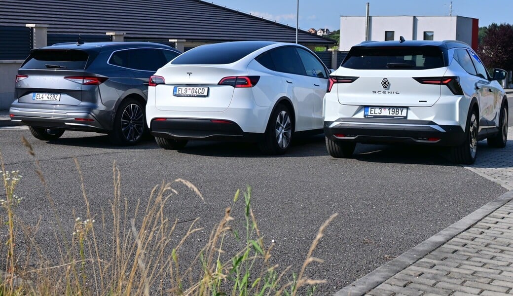 Enyaq, Teslu nebo Scenic? Který elektromobil pro rodinu je nejlepší